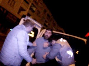 Arkadaşını Alkol Kontrolünden Kurtarmak İçin Polise Bıçak Çekti