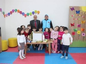 Harçlıklarını Biriktiren Çocuklar İhtiyaç Sahiplerine Gıda Kolisi Hazırladı