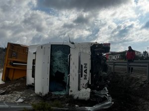 Devrilen Tırdan Hafif Yaralı Kurtuldu