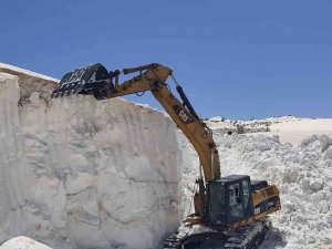 Şırnak’ta Nisan Ayı Ortasında Kar Kütlesi 8 Metreyi Aştı