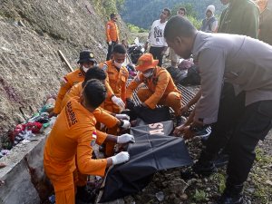 Endonezya’da Kamyon Kazası: 17 Ölü