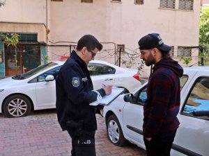 Park Halindeki Otomobillerin Lastiklerini Bıçakla Patlatıp Kaçtılar