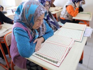 Yüreğir’de Kadınlar Kur’an-ı Kerim Öğreniyor