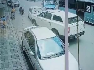Ümraniye’de Sürücüsü Rahatsızlanan Otomobil Minibüse Ve Cipe Çarptı