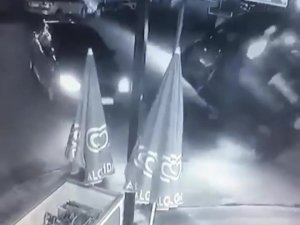 Çekmeköy’de Otomobil İle Çarpışan Hafif Ticari Araç Devrildi