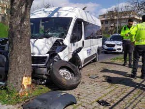 Bakırköy’de Servis Aracı Ağaca Çarptı: 1 Yaralı