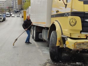 Sultangazi’de Feci Kaza Kamerada: Otomobil Park Halindeki Kamyonun Altına Girdi