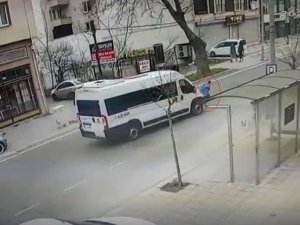Köpeklerden Kaçan Çocuğa Minibüsün Çarptığı An Kamerada