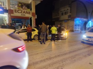 Hatay’da Virajı Alamayan Otomobil Park Halindeki Araçlara Çarptı: 3 Yaralı