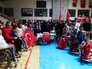 Muş’ta Kavga İhbarına Giden Polislere Engelli Sporculardan Sürpriz Kutlama