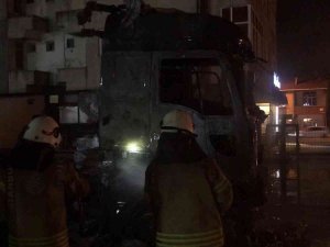 Sancaktepe’de Park Halindeki Tır Yandı