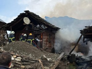 Sinop’ta 1 Ev Ve 3 Ambar Yandı