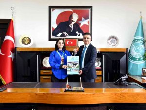 Rektör İ̇lter Kuş Şampiyon Sporcuları Tebrik Etti