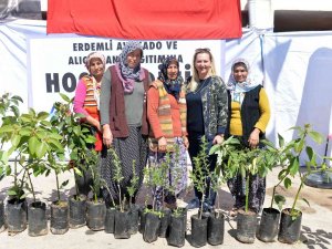Büyükşehir Belediyesinden Erdemlili Üreticilere Avokado Ve Alıç Fidanı