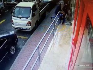 İ̇stanbul’da Dehşet Anları Kamerada: Bıçaklanan Adam Paletle Kendini Korumaya Çalıştı