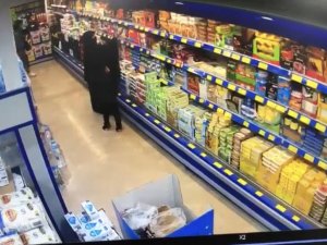 İ̇stanbul’da Marketten Hırsızlık Yapan Kadın Kamerada: Bazılarını Çaldı, Bazılarını Da Ödedi