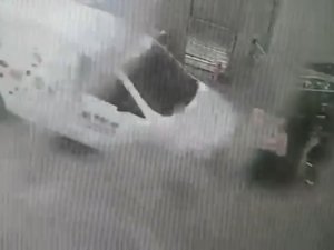 İ̇stanbul’da Feci Kazalar Kamerada: Çöp Konteynırı Hayatını Kurtardı