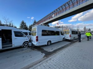 Servis Minibüslerin Kazası Çevreyolunu Kilitledi