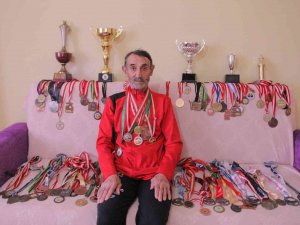 77 Yaşındaki Murat Altun’un Spor Azmi, Bir Oda Dolusu Madalyası Var