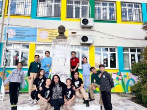 Manisalı Öğretmen 7 Ülkeye Mustafa Kemal Atatürk’ü Tanıttı