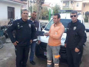 Çantasını Bulan İşçiye 400 Dolar Verdi