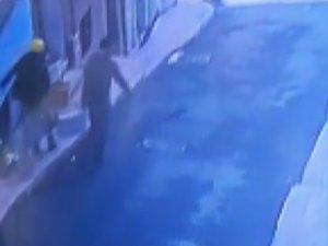 Taksim’de Güpegündüz Hırsızlık: Akü Hırsızları Kamerada