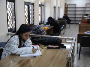 Öğrenciler Sınavlara Okuma Salonlarında Hazırlanıyor