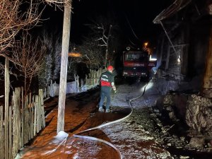 Artvin’de Gece Çıkan Yangında İki Katlı Ev Kullanılamaz Hale Geldi