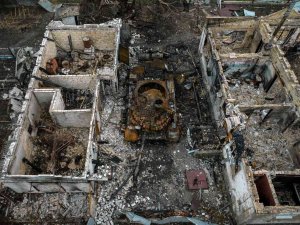 Brovary’de Evlerin Bahçelerine Saklanan Rus Tankları İmha Edildi