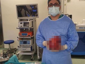 Karnından Futbol Topu Büyüklüğünde Tümör Çıktı