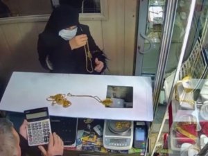 Kadın Hırsız, Çaldığı Kolyenin Ağırlığını Beğenmeyince 80 Bin Lira Değerinde Daha Ağırını Çaldı