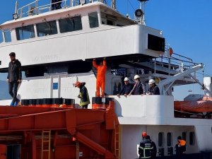 Beli Tutulan Gemi Personeli İtfaiye Operasyonu İle Kurtarıldı