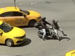 Zeytinburnu’nda Motosiklet Sürücüsü, Tartıştığı Taksiciyi Ezmeye Çalıştı