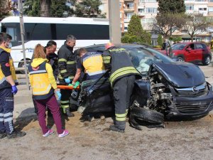 Refüje Çarpan Otomobil Hurdaya Döndü, Sıkışan Yaralıları İtfaiye Çıkardı