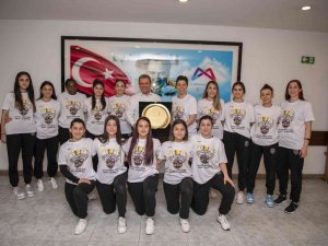 Şampiyon Hentbolcular, Kupa Sevincini Başkan Seçer İle Paylaştı