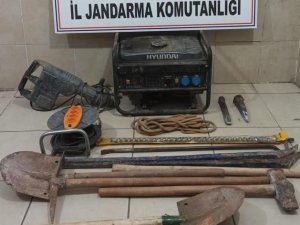 Kütahya’da Kaçak Kazı Yapan 4 Şüpheli Suçüstü Yakalandı