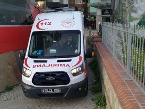 Kendisini Kovalayan 3 Kişi Tarafından Bıçaklandı