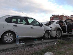 Park Halindeki Otomobile Arkadan Çarptı: 3 Yaralı
