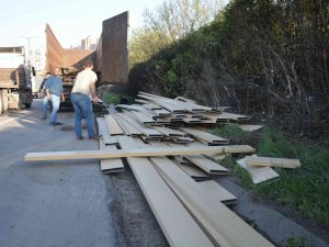 Tem’de Kamyon Devrildi, Yola Saçılan Malzemeler Trafiği Kilitledi