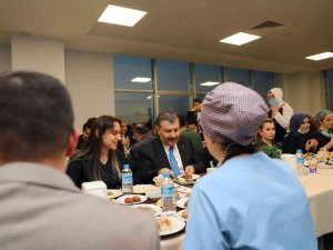 Bakan Koca, Sağlık Çalışanlarıyla İftar Yaptı