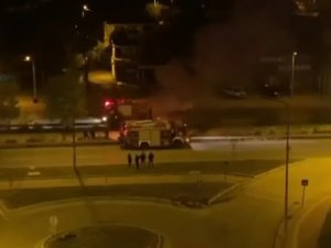 Refüje Çarptıktan Sonra Havalanan Otomobil Kanala Düşüp Yandı
