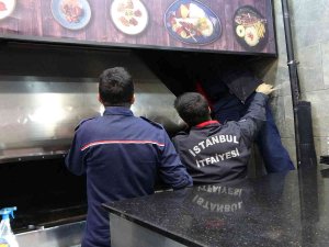 İ̇stiklal Caddesi’nde Bir Restoranın Bacasına Kedi Girdi