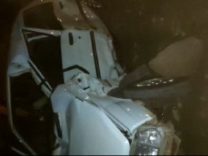 Ana Yola Çıkmaya Çalışan Otomobile Kamyon Çarptı: 3 Yaralı
