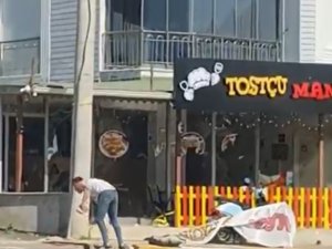 Yediği Tostun Parasını Ödemeyip Dükkana Taş Ve Sopayla Zarar Veren Adam Hastanelik Oldu