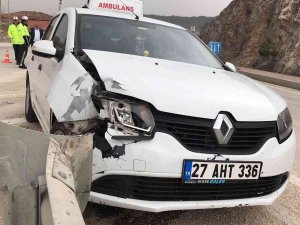 Otomobil Bariyerlere Çarptı: 3 Yaralı