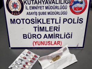 Kütahya’da Bir Araçta Ve İki Kişinin Üzerinde Uyuşturucu Ele Geçirildi
