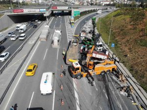 Tem’de Manevra Yapan Tır Dorsesindeki İş Makinesi Yola Düştü