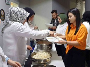 Aşçı Öğrencilerden Arkadaşlarına İftar