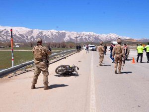 Kamyonetle Motosiklet Çarpıştı: 1 Ölü, 1 Yaralı