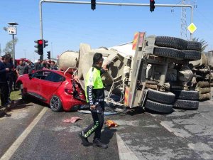 Beton Mikseri Önce Kamyona Ve Otomobile Çarptı, Ardından Bir Aracın Üzerine Devrildi